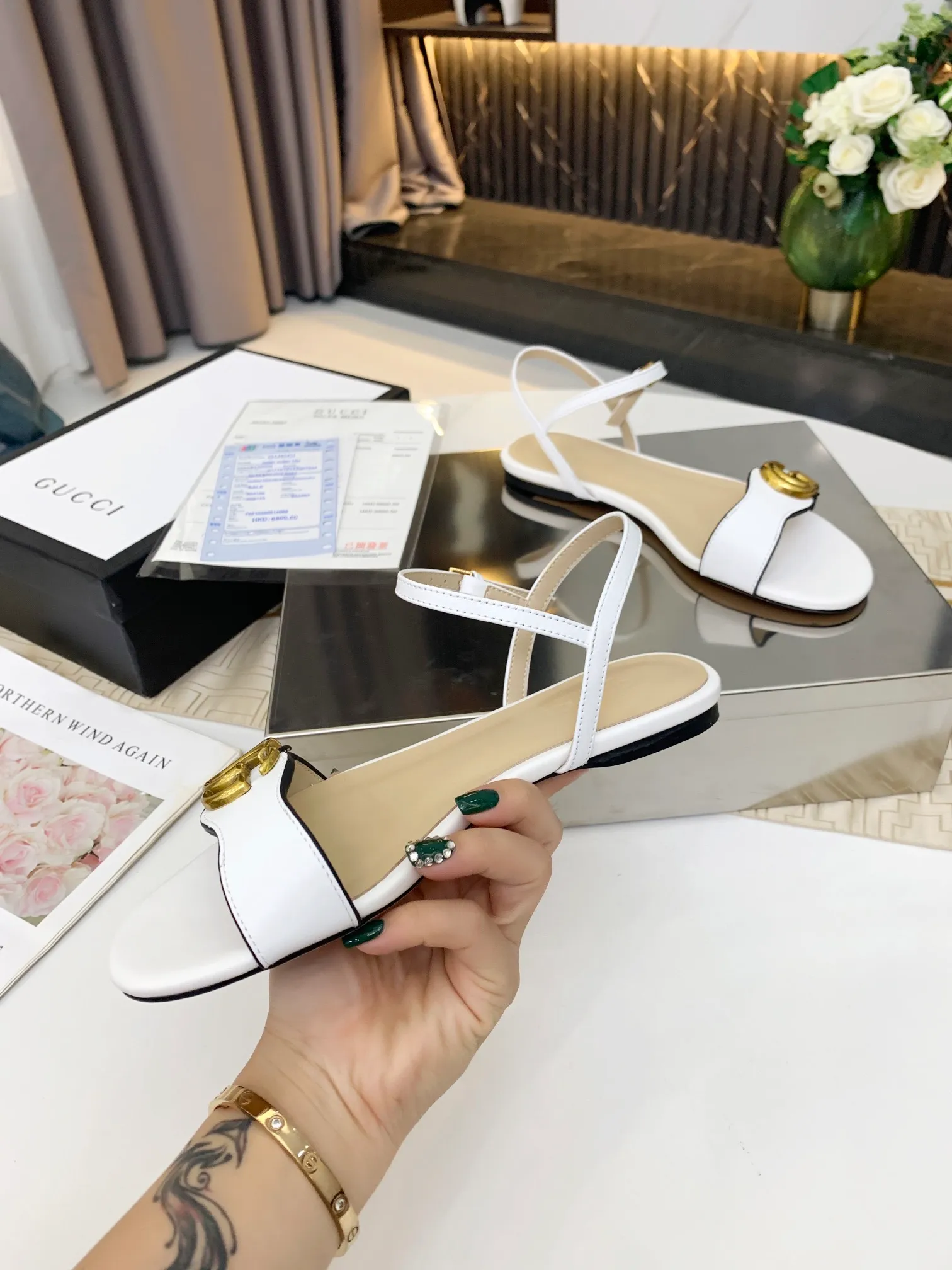 👟👟Ex-factory price 320👟👟 GUCCI’s new summer one-line sandals with exquisite bronze buckles are of great workmanship and reassuring. The leather is shiny and tough. Comfortable and super comfortable to walk. Recommend a sandal that meets the actual needs of the public✅ Fabric: First-layer cowhide Lining/foot pads: Sheepskin🐑 Rubber outsole. Color: Black White Code Number: 35-39 (41, 42 customized) Comes with receipt.